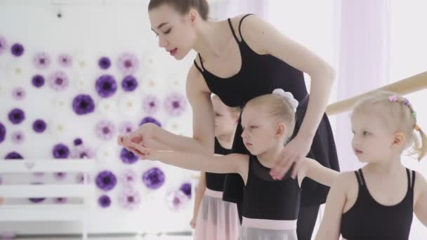 Gyerekek és tanárok a balett iskolában. A klasszikus balett leckéje egy tánciskolában. — Stock videók