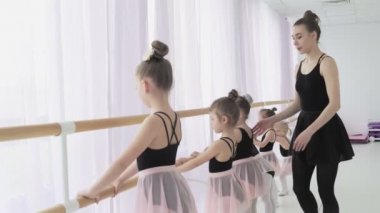 Barda bale eğitimi alan bir grup balerin..