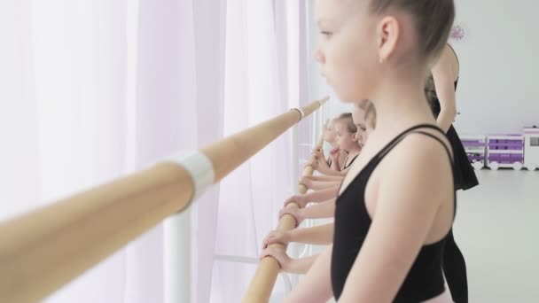 Szkoła baletowa. Małe baleriny uczą się tańczyć. Piękny widok. — Wideo stockowe