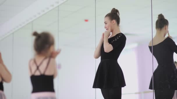 Bonito professor de balé feminino está ensinando uma lição para meninas — Vídeo de Stock