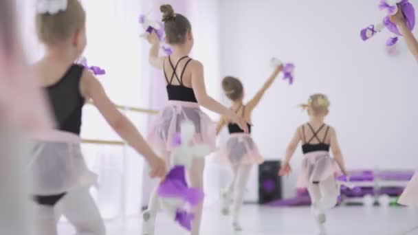 Kleine meisjes met speelgoed in handen rennen in ballet klaslokaal — Stockvideo