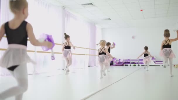 Niñas con juguetes en las manos corren en clase de ballet — Vídeos de Stock