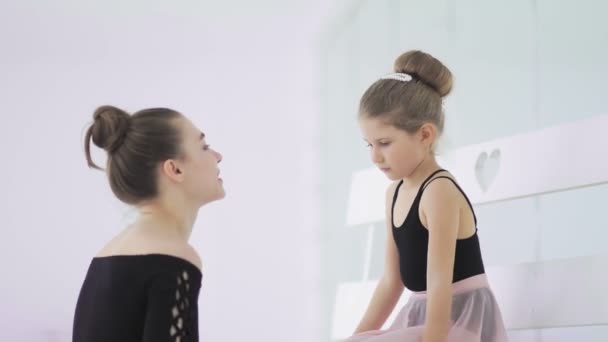 Linda profesora de ballet femenino le da a su triste estudiante un juguete — Vídeo de stock