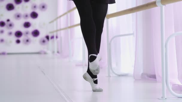 Грациозная девушка, практикующая балет в Студии — стоковое видео