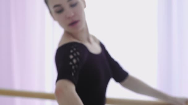 Primer plano de bailarina de ballet profesional está extendiendo su mano hacia la cámara — Vídeos de Stock