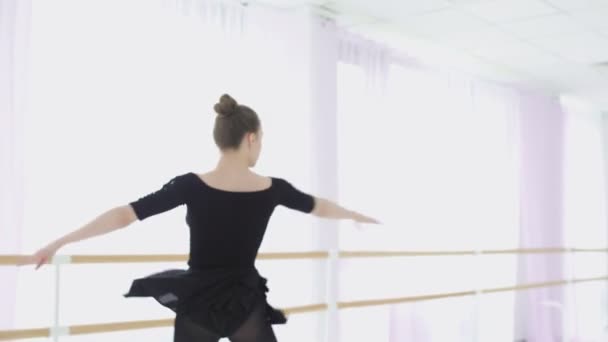 Bela bailarina jovem dança profissionalmente ballet — Vídeo de Stock