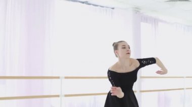 Genç balerin elleriyle güzel hareketler yapıyor..