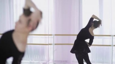 Aktif genç balerin coşkuyla bale yapıyor.