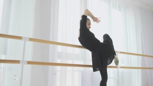 Ballerine gracieuse en tutu classique dans le studio blanc. — Video