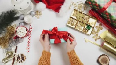 En İyi Görünümlü Kadın Noel Hediyesini Açıyor