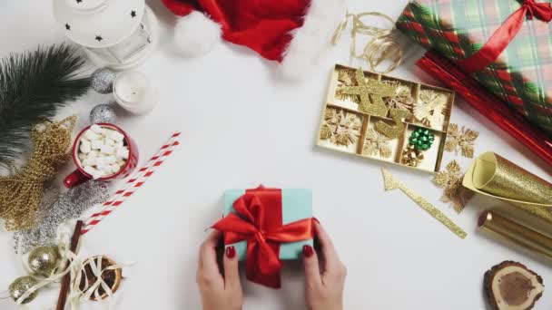Top View Mãos com presentes de Natal — Vídeo de Stock