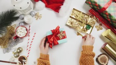 Noel hediyesini paketleyen kadın manzarası