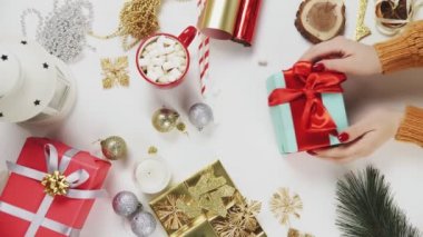 Top View Woman Hands ve Christmas Present. Dikey Ekran Yönlendirme Videosu 9: 16