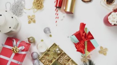 Kakao içen ve Noel 'e hazırlanan kadın manzarası. Dikey Ekran Yönlendirme Videosu 9: 16