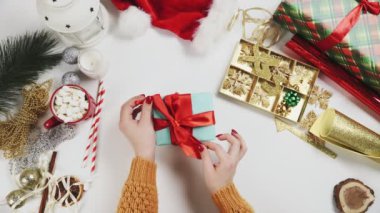 En İyi Görünümlü Kadın Noel Hediyesini Açıyor