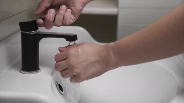 Man turning bathroom faucet and washing hands — Stock Video