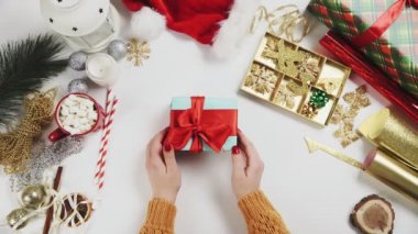 En İyi Görünümlü Kadın Noel Hediyesini Açıyor