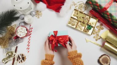 En İyi Görünümlü Kadın Noel Hediyesini Açıyor