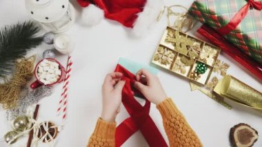 Üst Görünüm Eller Noel Sunumlarını Sarar