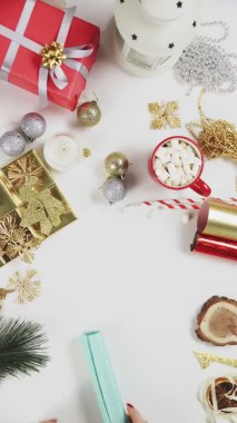 Kadın Noel hediyelerini paketlemek için mavi kağıt hazırlıyor. Dikey Ekran Yönlendirme Videosu 9: 16