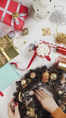 Çelenk Noel 'i süsleyen kadın manzarası. Dikey Ekran Yönlendirme Videosu 9: 16