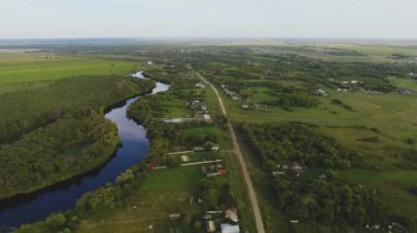 Orman ve nehirle güzel bir manzara.