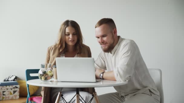 Dois colegas de trabalho a trabalhar juntos no escritório. Dois trabalhadores de negócios preparando novo projeto no laptop . — Vídeo de Stock