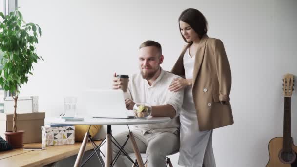 Homme d'affaires et femme travaillant ensemble. Femme apporte du café à son collègue — Video