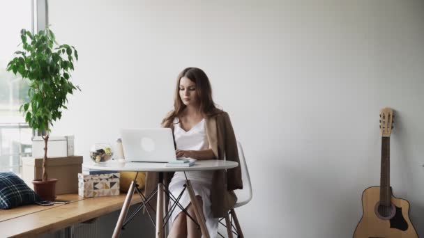 Stressé femme occupée à travailler dur pile de dossiers de paperasserie à l'intérieur bureau — Video