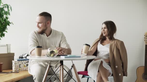 Gelukkige vrienden bespreken nieuw businessplan tijdens bijeenkomst in cafe. — Stockvideo