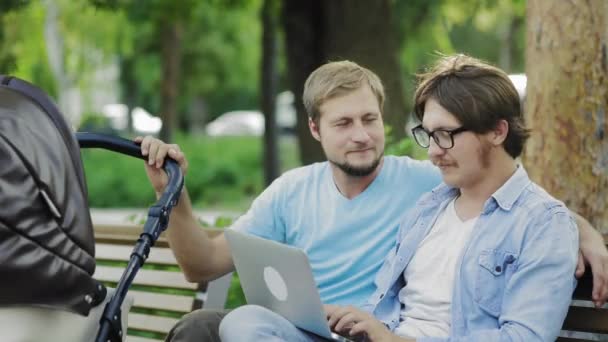 Homosexuella familjer med adopterat barn i sommarparken — Stockvideo