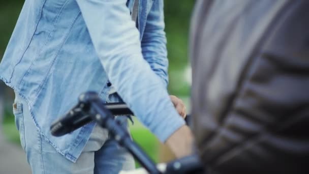 Giovane padre che alimenta il bambino dalla bottiglia di latte nel parco cittadino — Video Stock