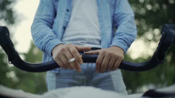 Отец держит сигарету и детскую коляску, ребенок POV — стоковое видео