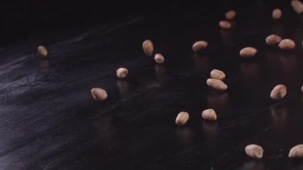 Les pistaches roulent sur une surface noire — Video