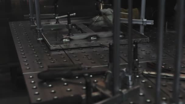 Travailleur industriel dans un masque de protection utilisant une machine de soudage moderne pour la construction métallique de soudage sur la fabrication de production à l'usine de travail des métaux — Video