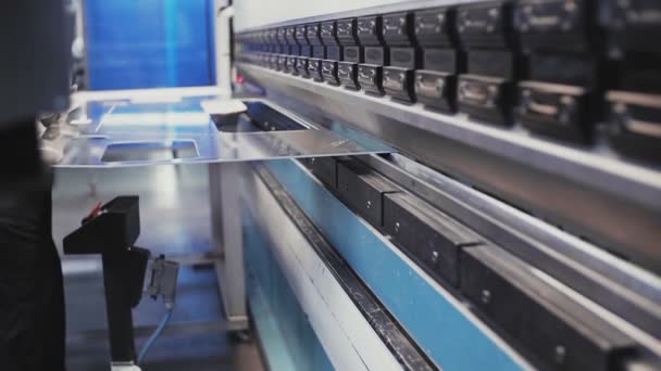 Operador de trabajo de corte y plegado de chapa por alta precisión de la hoja de metal de la máquina de flexión, cnc control de la hoja de metal de la máquina de flexión en fábrica — Vídeos de Stock