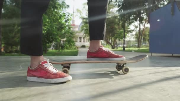 Deskorolkarz stojący z deskorolką w skateparku — Wideo stockowe