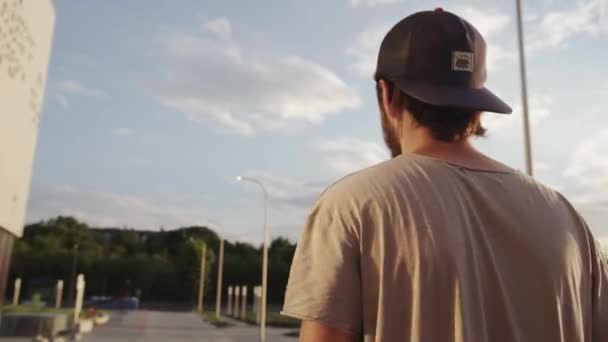 Skateboarder läuft mit Skateboard im Park — Stockvideo