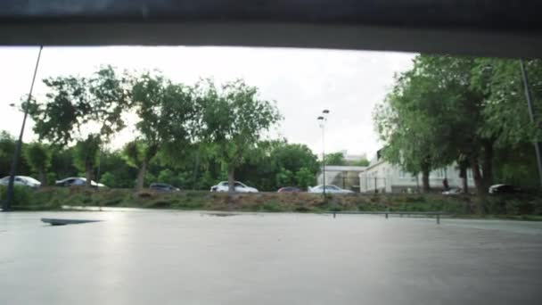 Skateboarder fazendo truque aéreo no parque de skate no dia ensolarado — Vídeo de Stock