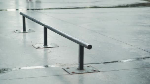 Joven patinador haciendo trucos en la tubería al aire libre — Vídeos de Stock