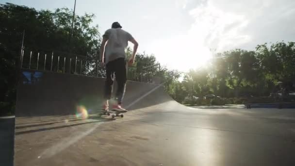 Skateboarder skateboarding y caer haciendo trucos en una rampa — Vídeos de Stock