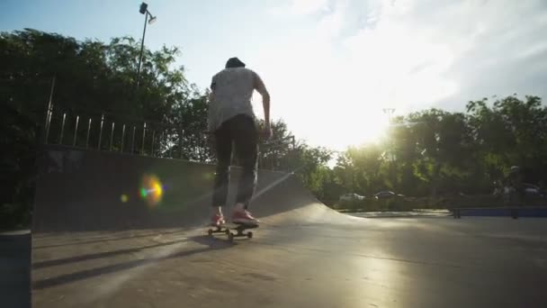 Νεαρός επαγγελματίας Skateboarder κάνει τέχνασμα σε μια ράμπα — Αρχείο Βίντεο