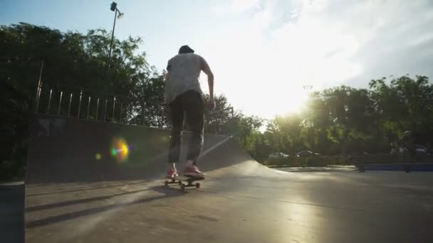 Jovem skatista profissional fazendo truque em uma rampa — Vídeo de Stock