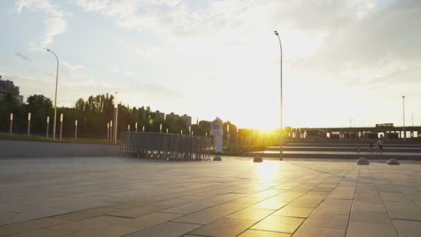 Giovane skateboarder skateboard e salto ollie trucco al tramonto — Video Stock