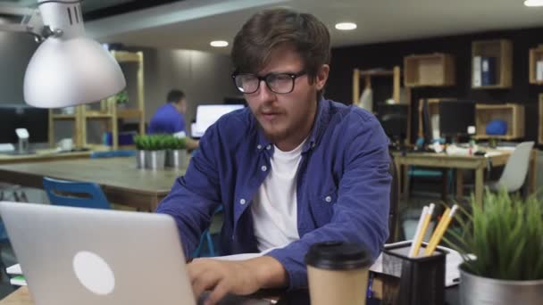 Ofisteki bilgisayarda çalışan genç programcı — Stok video