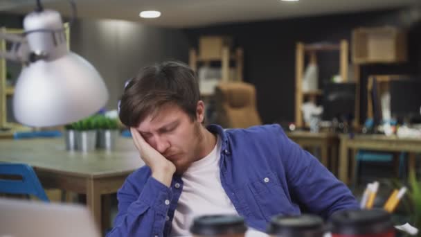 Młody, zmęczony biznesmen śpi w biurze — Wideo stockowe