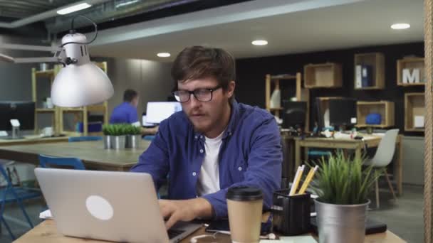 Triste programmeur travaillant sur ordinateur au bureau — Video