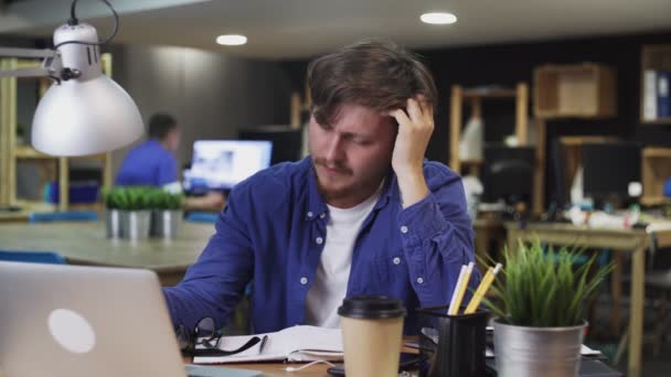 Pensive man scratches his head and thinking over an important issue. — Stock video