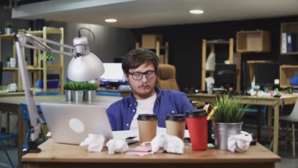 Homme fatigué dormant au bureau — Video