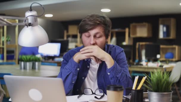 Homme fatigué ou triste regarde un ordinateur portable dans le bureau — Video